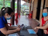 Đoàn xã Ninh Phước hỗ trợ người dân khai báo y tế trên ứng dụng NCOVI