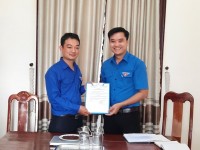 Đồng chí Võ Văn Mỹ- UVBTV Huyện đoàn trao quyết định cho đồng chí Bùi Phan Din