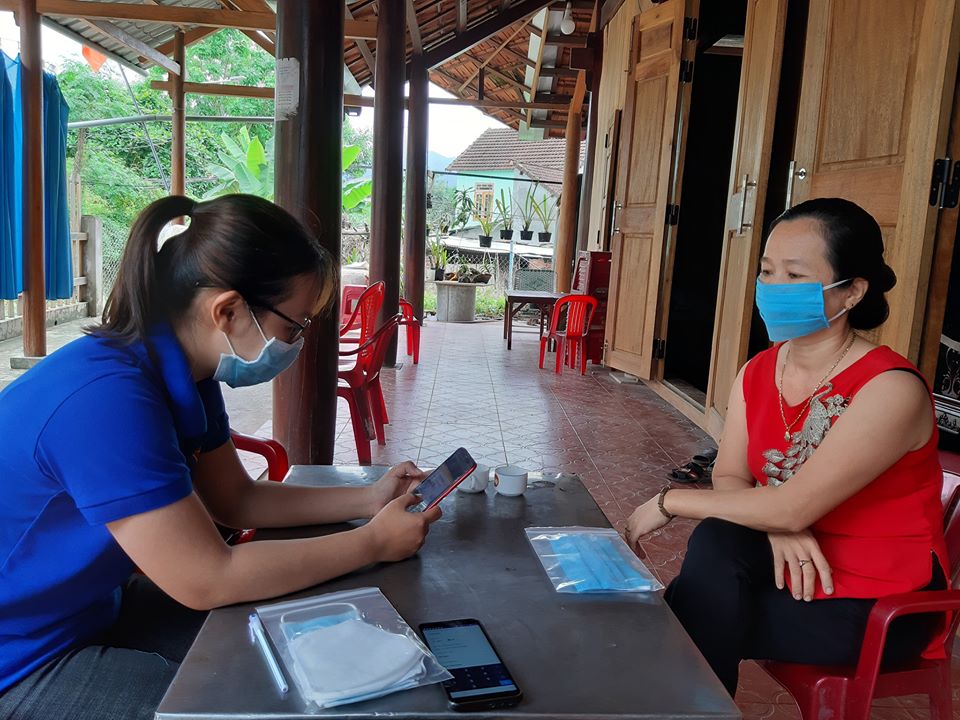 Đoàn xã Ninh Phước hỗ trợ người dân khai báo y tế trên ứng dụng NCOVI