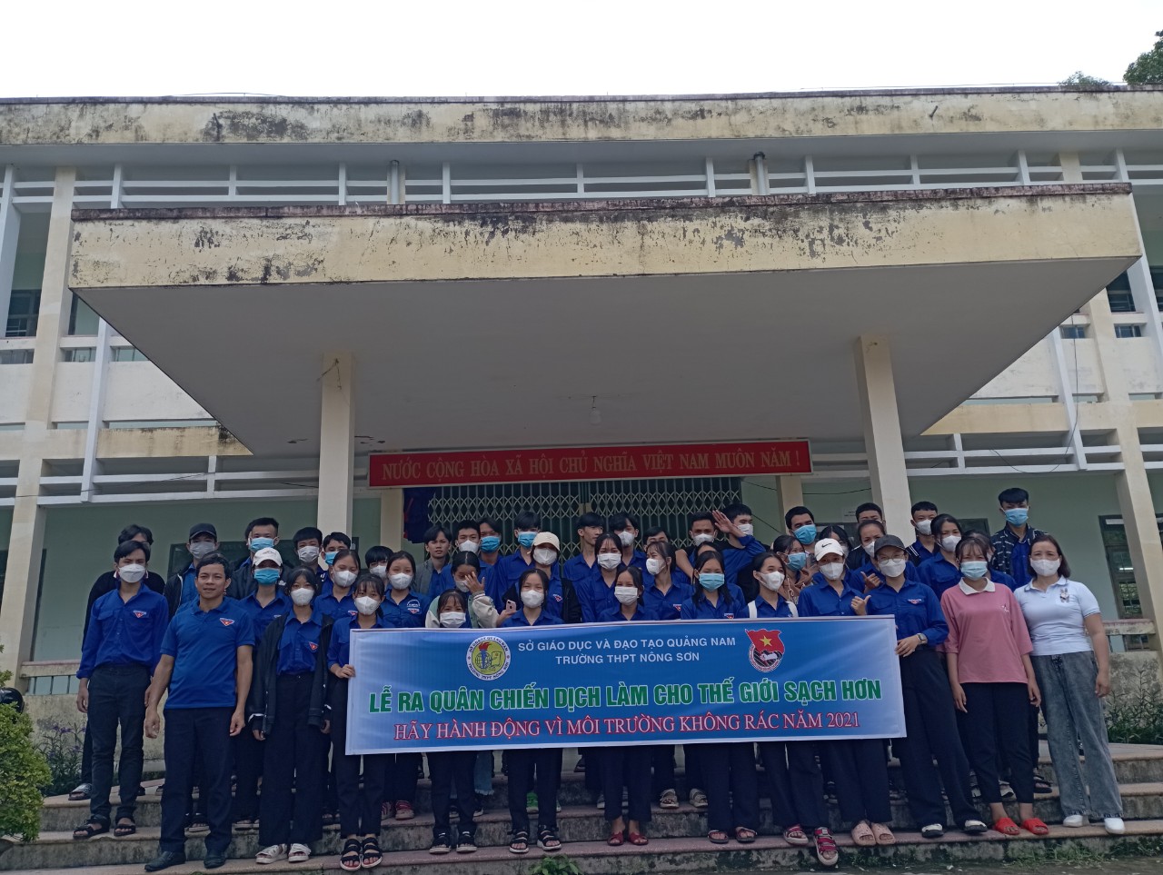 Đoàn trường THPT Nông Sơn tổ chức ra quân chiến dịch làm cho thế giới sạch hơn