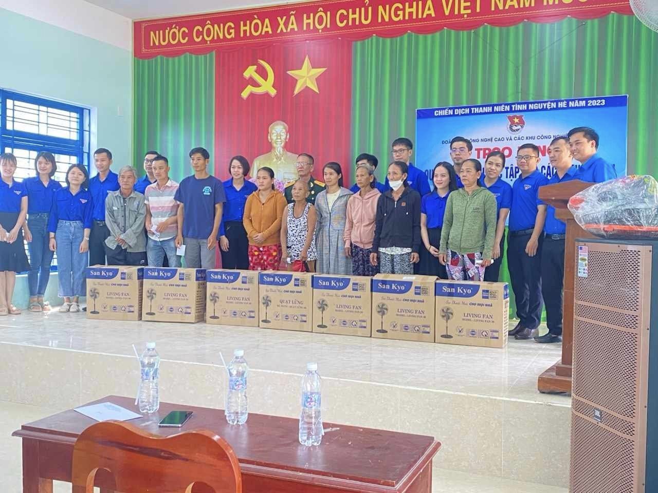 Nông Sơn phối hợp với Đoàn Khu công nghệ cao và cụm công nghiệp thành phố Đà Nẵng trao quà cho người dân