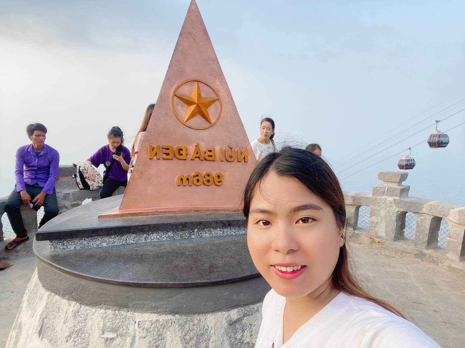 Chóp đỉnh Núi Bà Đen bên trái nhà Ga