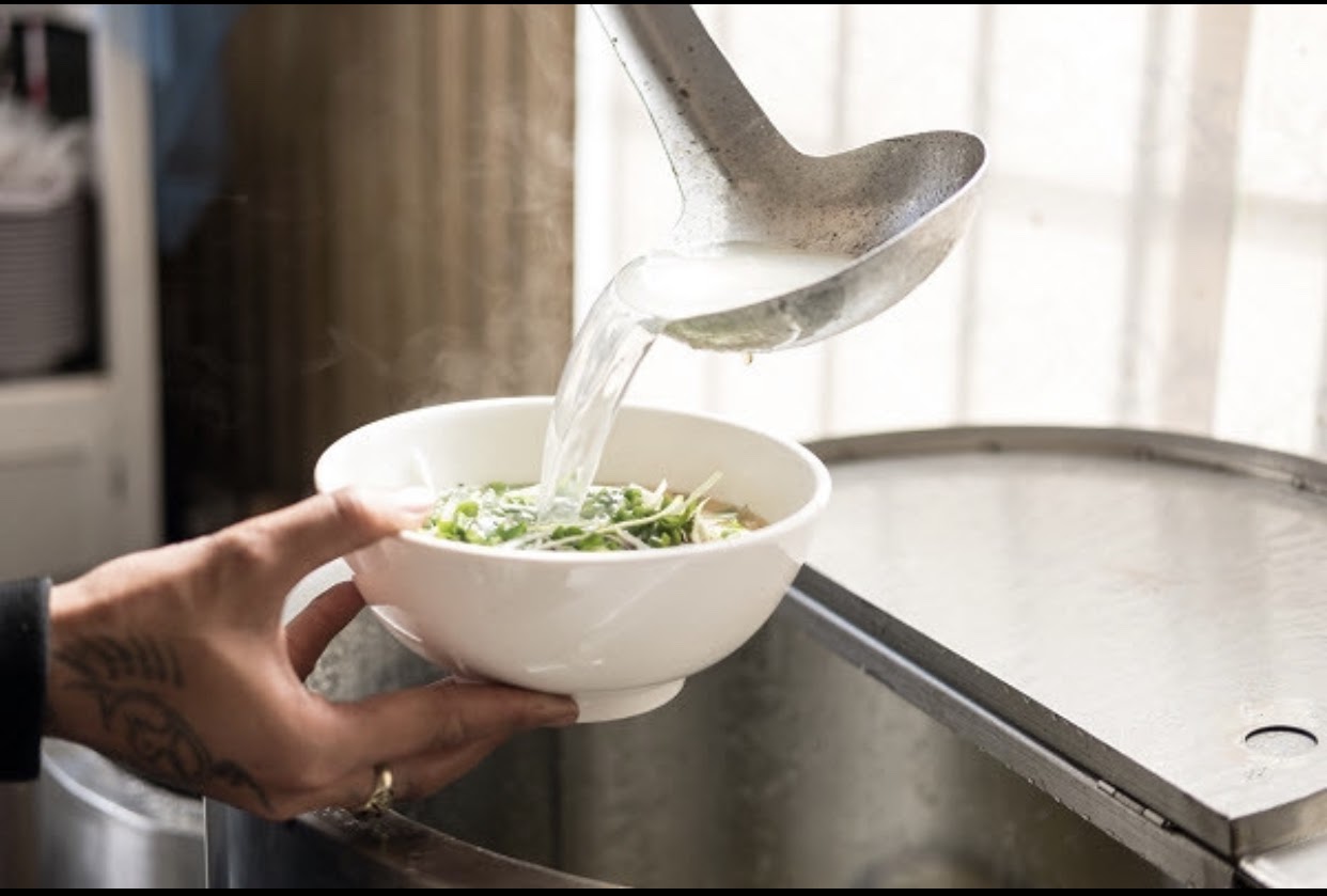 chế biến nước dùng phở bò 2