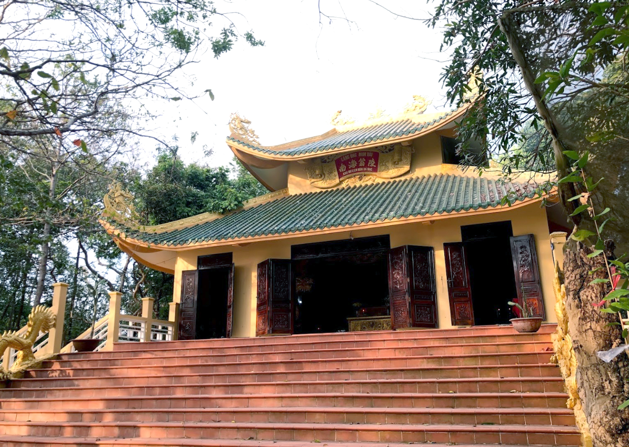 Tham quan khám phá lăng Ông Nam Hải