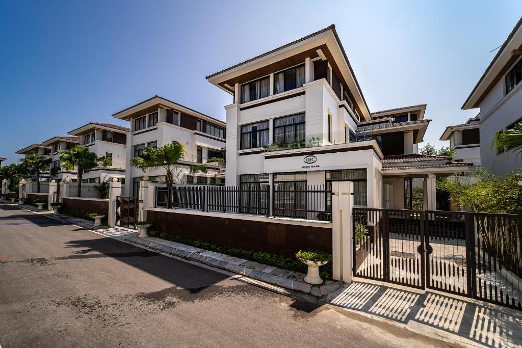Review 13 Resort Hạ Long đẹp gần biển có bãi tắm riêng