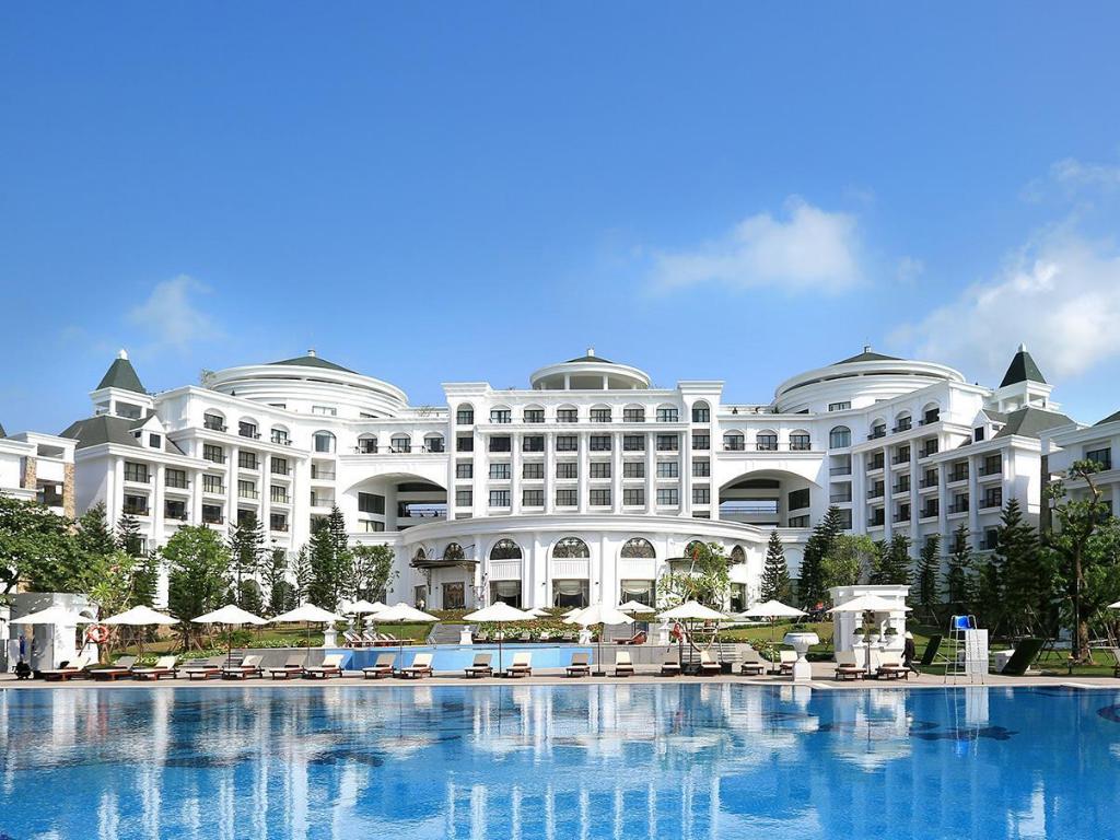 Review 13 Resort Hạ Long đẹp gần biển có bãi tắm riêng