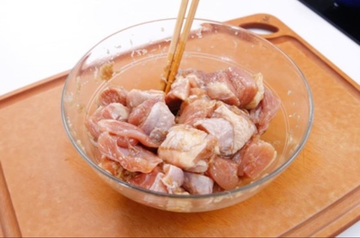 ướp thịt gà nấu lẩu măng tươi