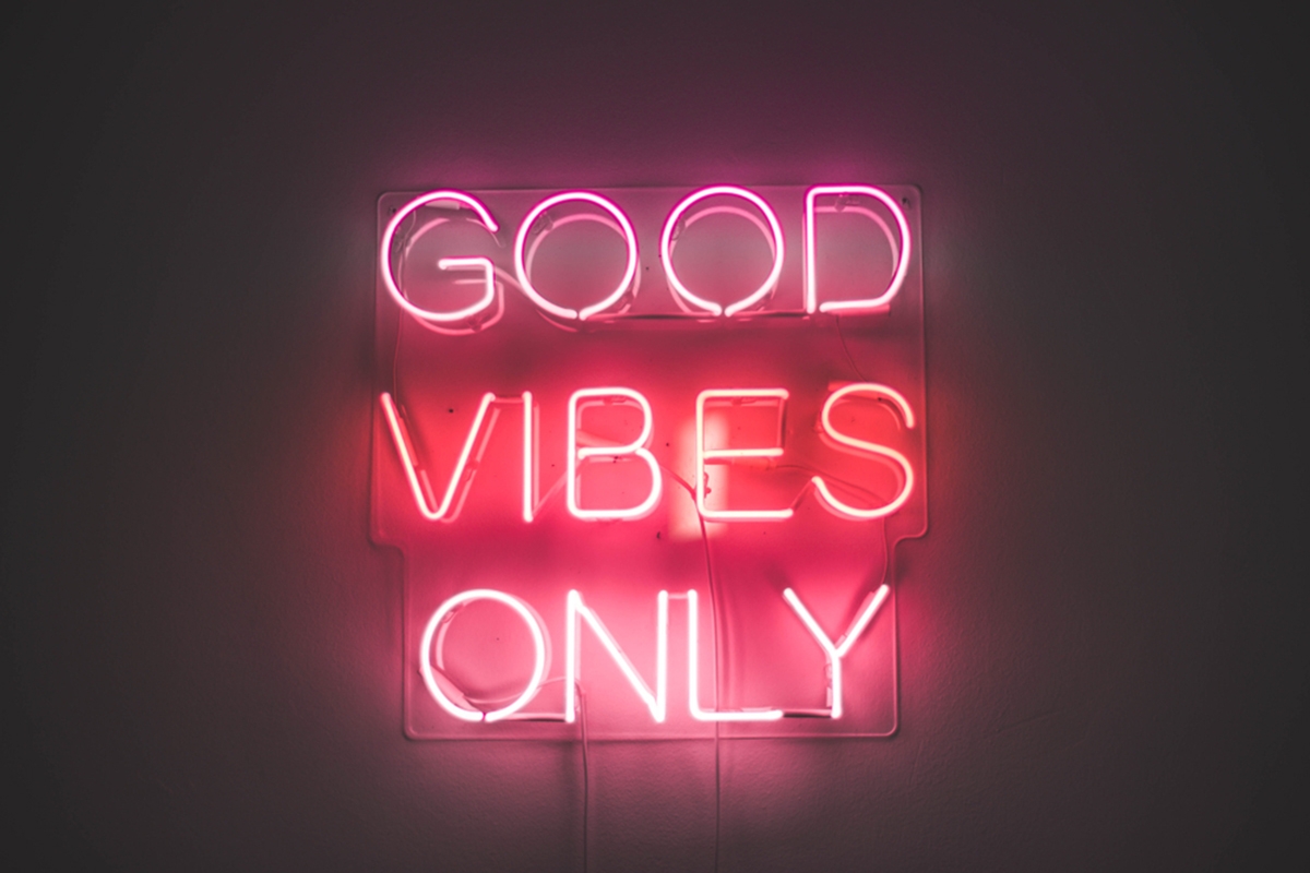 Vibe là gì? Mọi thông tin về ý nghĩa và cách sử dụng từ "vibe" của giới trẻ