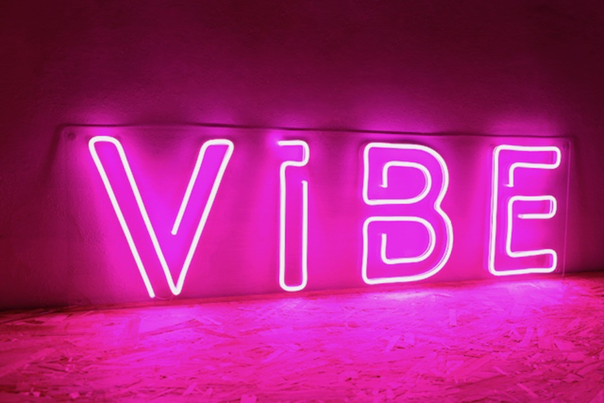 Vibe là gì? Mọi thông tin về ý nghĩa và cách sử dụng từ "vibe" của giới trẻ