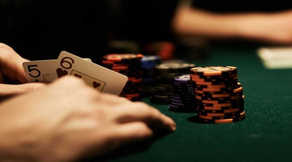 Khi nào nên bỏ bài trong poker? Những câu hỏi thường gặp về việc bỏ bài - EV88