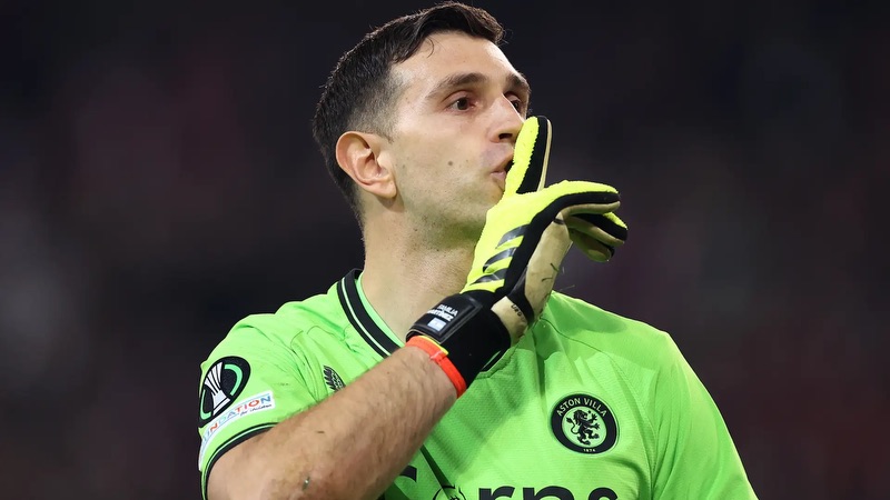 Sau đó anh tiếp tục chơi cho Aston Villa. Thủ môn Emiliano Martinez - Hành trình lên đỉnh đáng tự hào