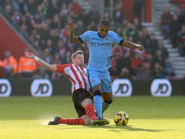 Một pha vào bóng là gì? Nó có bị coi là phạm lỗi không?