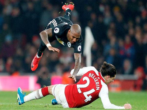 Một pha vào bóng là gì? Nó có bị coi là phạm lỗi không?