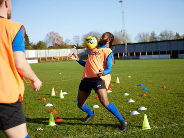 Kỹ thuật đỡ bóng trong bóng đá giúp làm chủ trái bóng