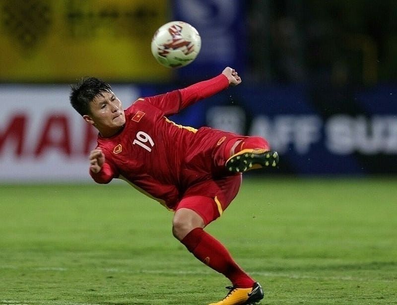 Tiền vệ con thoi là gì trong bóng đá hiện đại